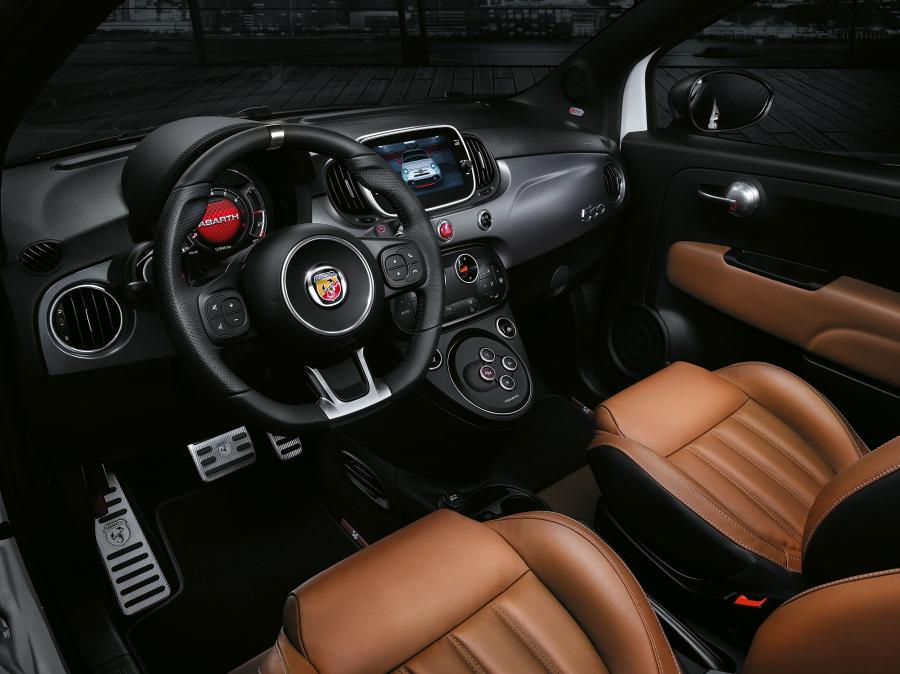Интерьер Abarth 595C Turismo (312) 2016 года  (WW) (фото 31 из 31)
